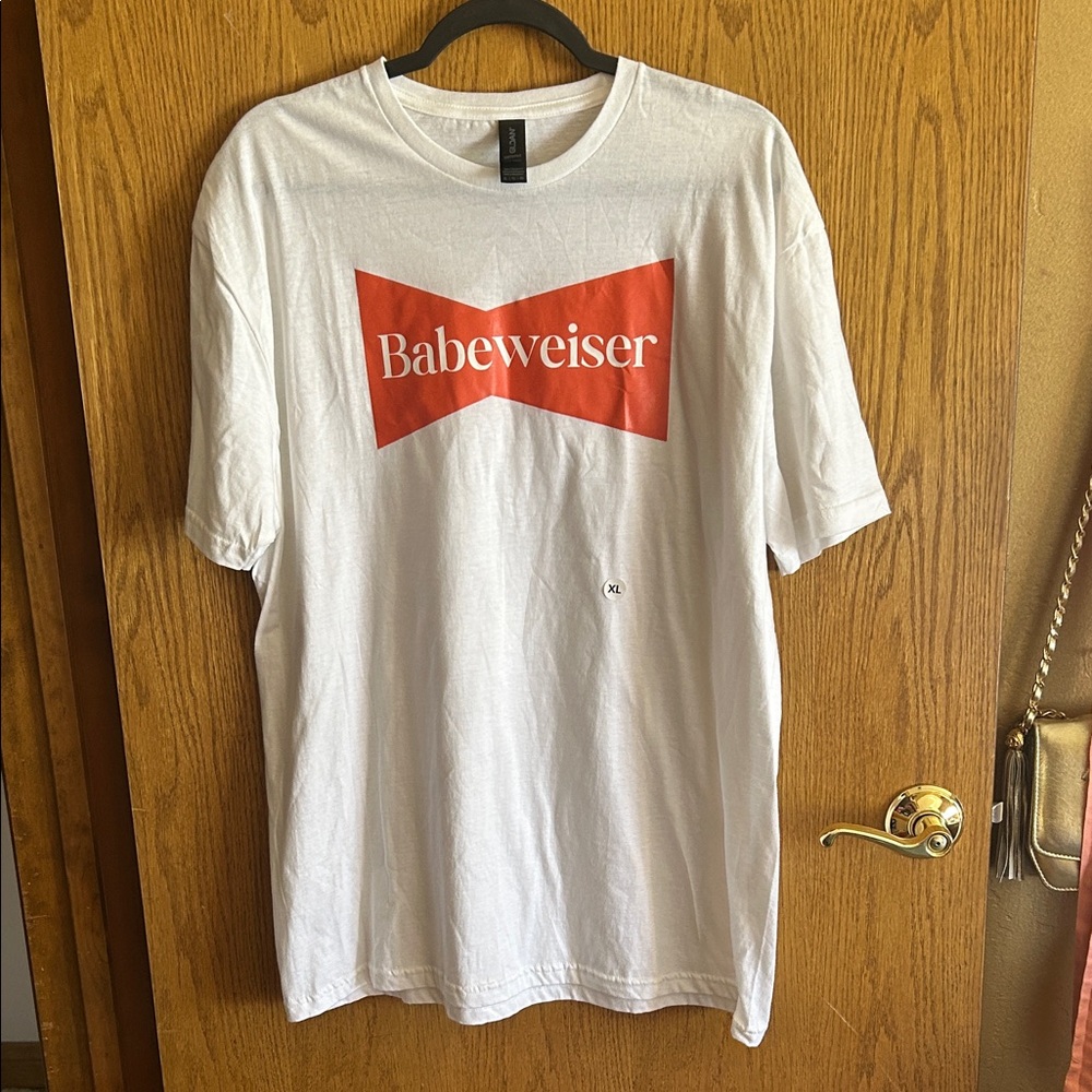 Gildan White Tee with Red “Babeweiser” Graphic. NEW